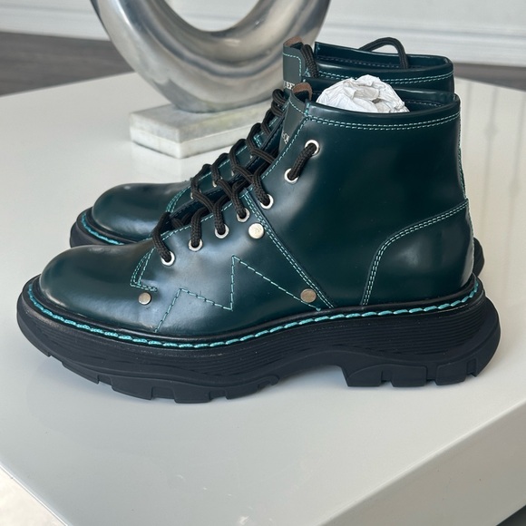 Alexander McQueen Blue Tread Lace-Up Boots - Picture 3 of 8